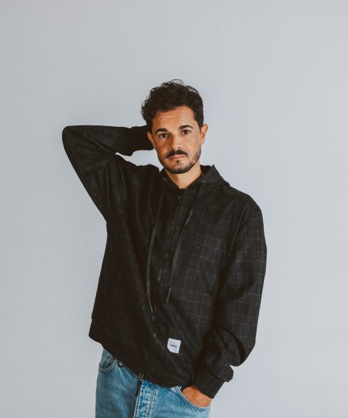 Chaqueta con capucha con elegante estampado escocés.