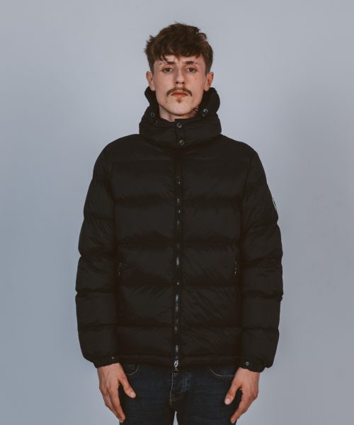 Chaqueta negra acolchada con capucha separable
