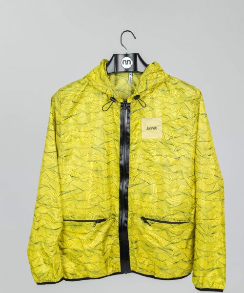 Cortavientos urbano amarillo.