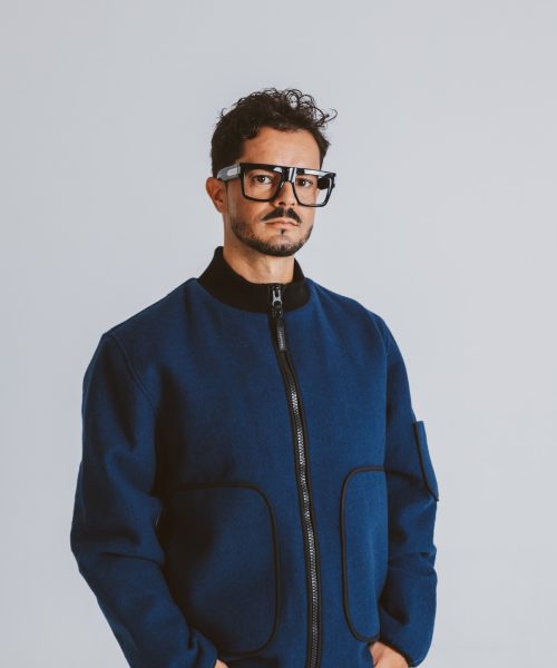 Cálida chaqueta de lana azul eléctrico con interior acolchado.