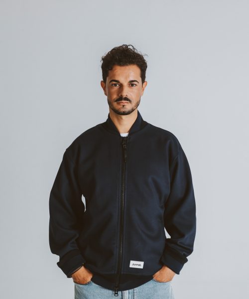 Chaqueta estilo bomber tejido técnico color azul.