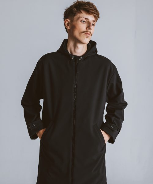 Gabardina ligera de neopreno con interior de tejido polar.